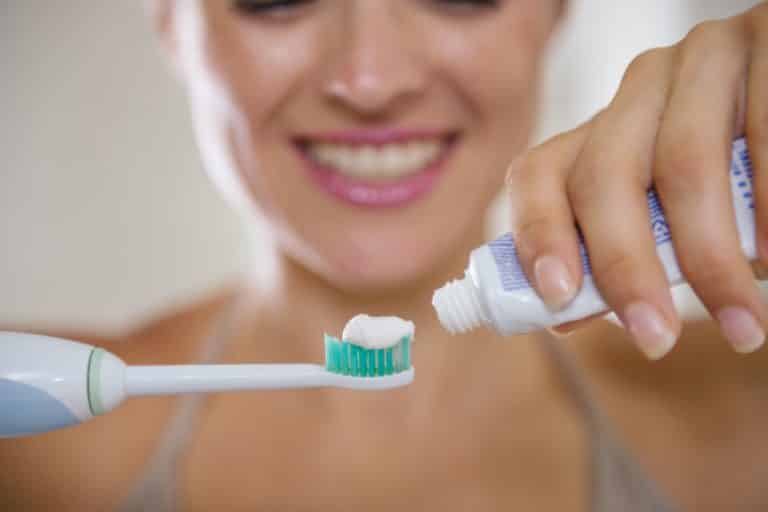 Brosser ses dents avec un dentifrice bio