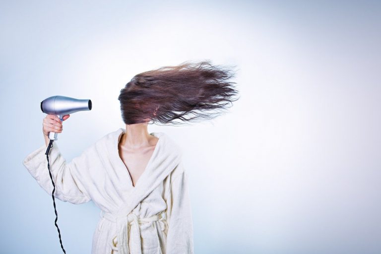 Pourquoi les Rinçages de cheveux au vinaigre de cidre est bénéfique pour vos cheveux ?