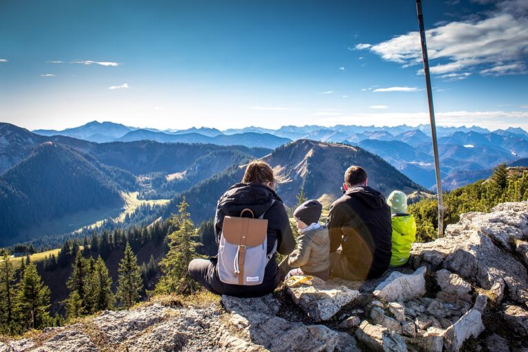 Comment pratiquer la randonnée éco-citoyenne en montagne ?