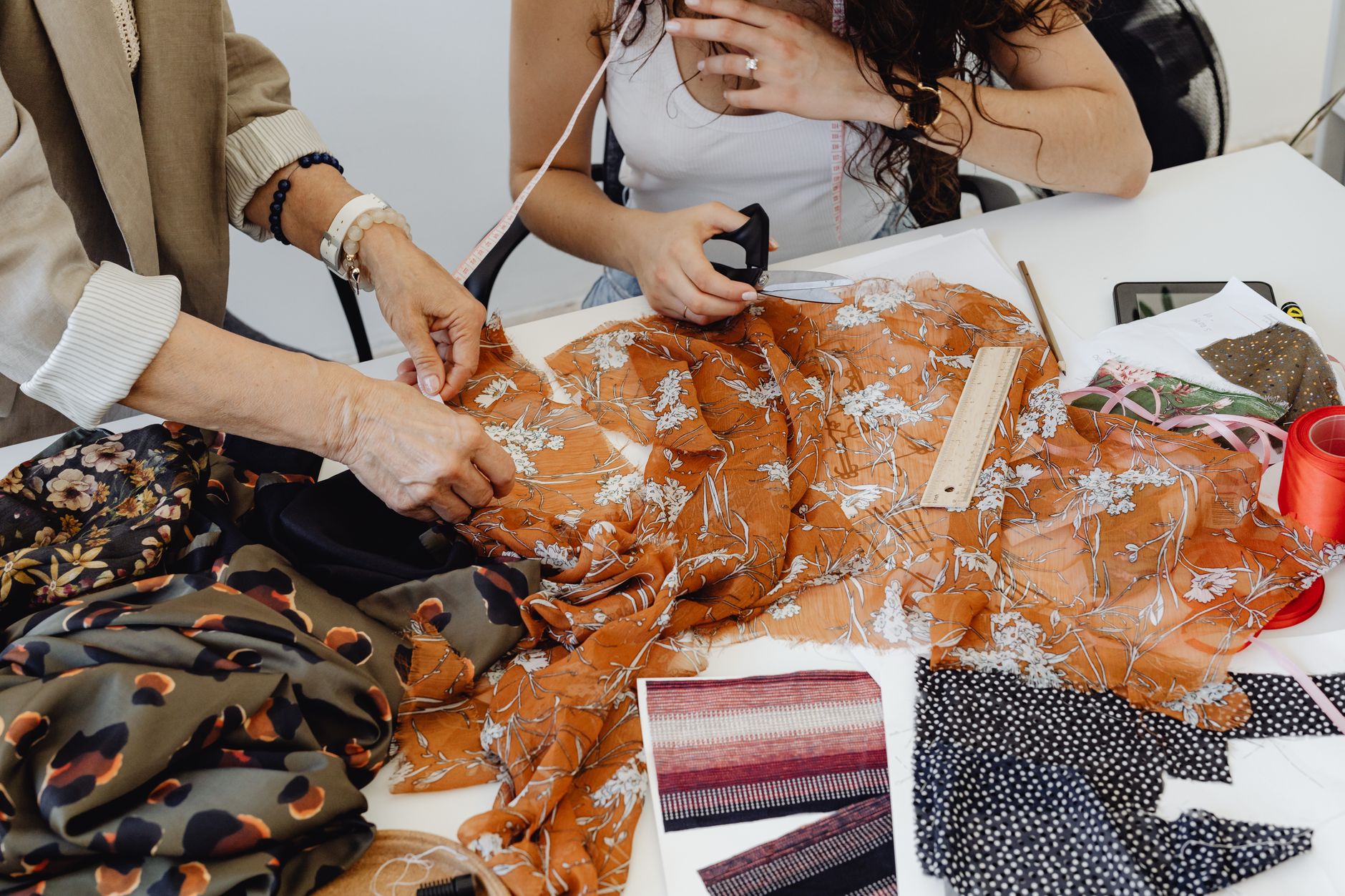 Comment participer à un atelier de confection de vêtements en tissus recyclés ?
