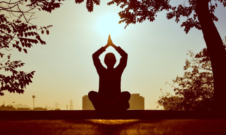 Envie de pratiquer un cours de yoga écolo en plein air ?