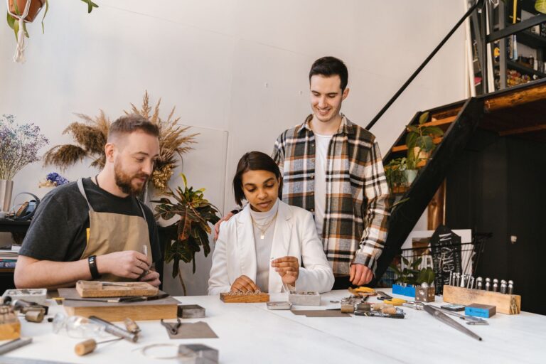 Comment créer des bijoux avec des matériaux recyclés lors d&rsquo;un atelier ?