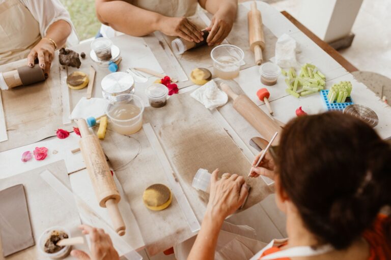 Comment créer un atelier de bricolage pour réutiliser des objets du quotidien ?
