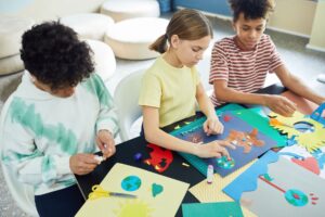 Comment organiser un atelier de recyclage créatif pour les enfants ?